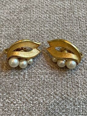 Crown Trifari 50’s Textured Gold Tone Leaf Design Faux Peal Clip On Earrings